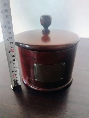 Pote de madeira para guardar biscoito com tampa e placa de metal