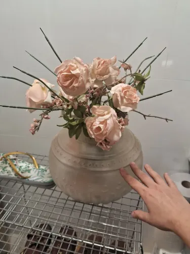 Vaso de Flores Decorativo com Rosas Delicadas