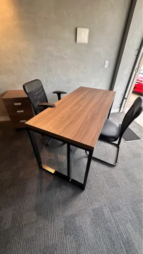 Conjunto MESA COM CADEIRAS E ARMÁRIO 1.50x0.70 de Escritório Moderna com Design Elegante