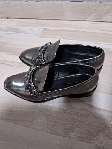 Sapatos Flat Zara com detalhes de pedraria