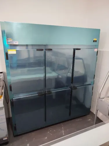 R1 Geladeira Industrial com 6 Portas Fundo inox Kofisa