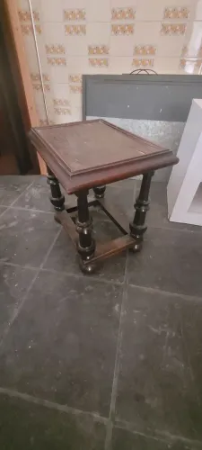 Mesa de apoio em madeira maciça