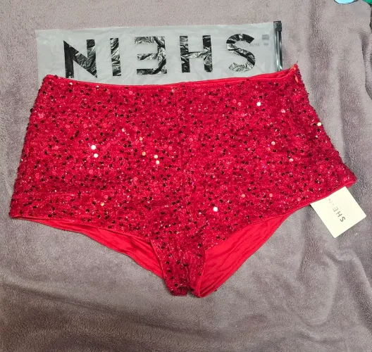 Shorts vermelho com lantejoulas SHEIN BAE Tam M OLIVIA RODRIGO
