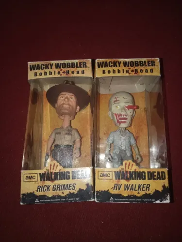 Bonecos Wacky Wobbler Walking Dead Rick Grimes e RV Walker