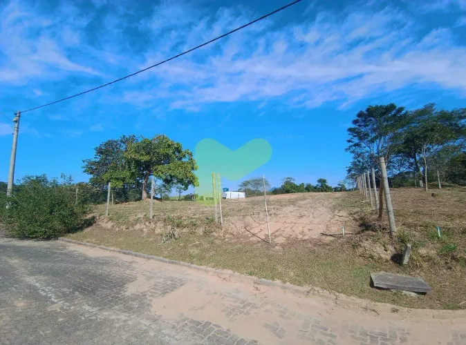 Terreno à venda no Condomínio Residencial Laranjeiras, Macaé/RJ.