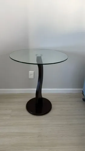 Mesa com base em madeira