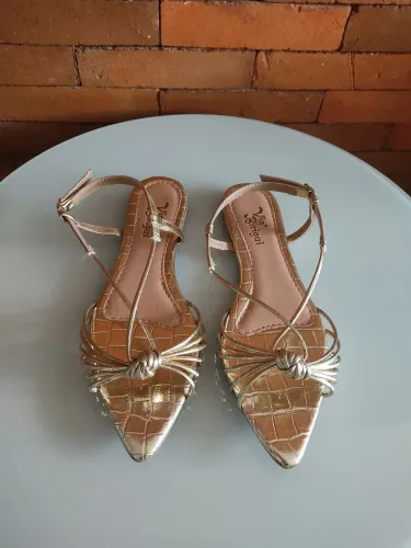 Sandália rasteira dourada da Via birigui