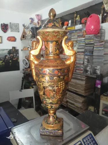 Lindo jarro de porcelana antigo de uma obra de arte pintado a mão com detalhes
