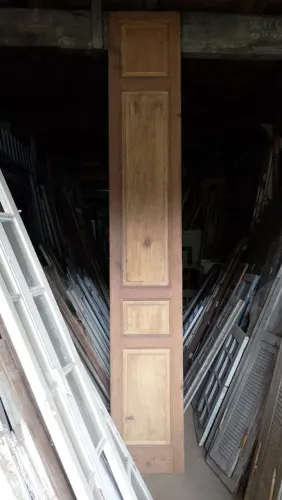 Porta antiga de duas folhas em Pinho de Riga 