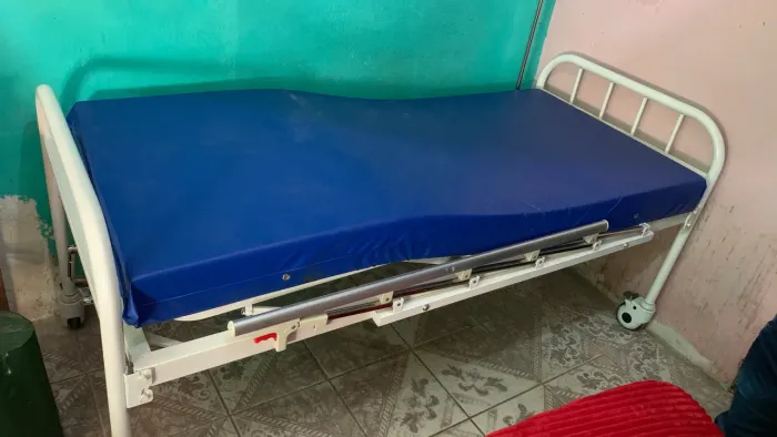 Cama hospitalar seminova com colchão - 5 meses de uso - impecável!