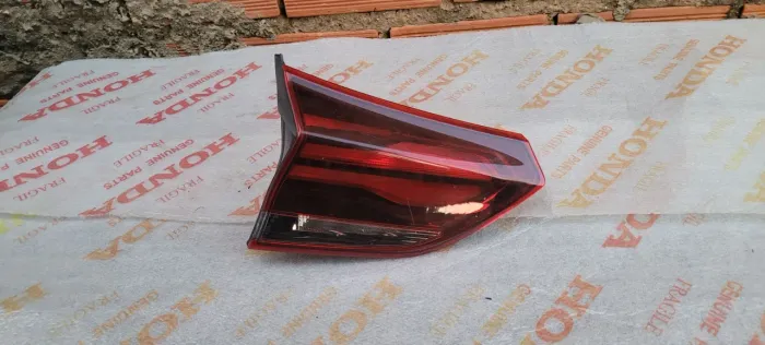 Lanterna Tampa esquerda Onix Plus Sedan 20/25 Original