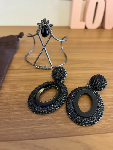 Conjunto de brincos e pulseira da marca Bobô