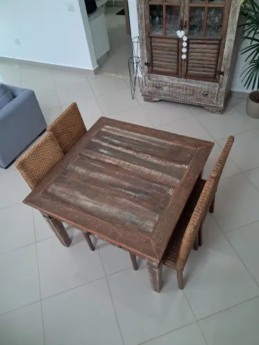 Vendo mesa com cadeiras