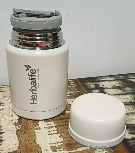 Garrafa termica da marca Herbalife com culher dobrável. Lançamento