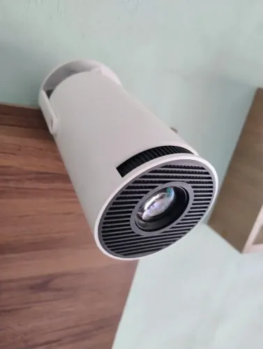 Mini Projetor Portátil LED | Compacto, Funcional e em Ótimo Estado