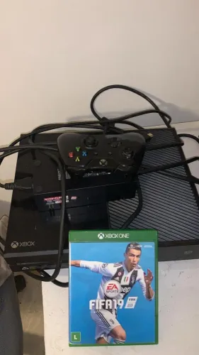 VENDE SE XBOX ONE + FIFA 19 (1 console )