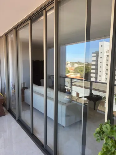 Vendo portas de alumínio anodizado cor titânio com vidro transparente