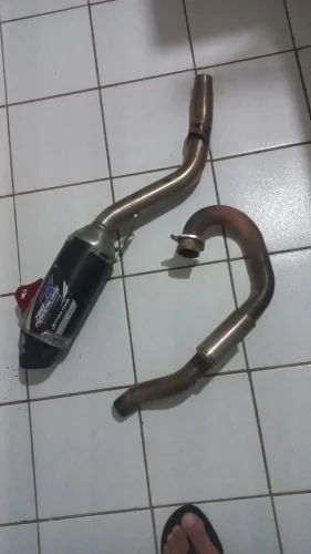 Estou vendendo 2 pneus de moto pra trilha e o cano de escape dela dá tornado 250
