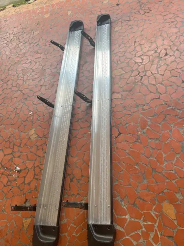 Par de estribos da Hilux de 2005  em alumínio a 2015