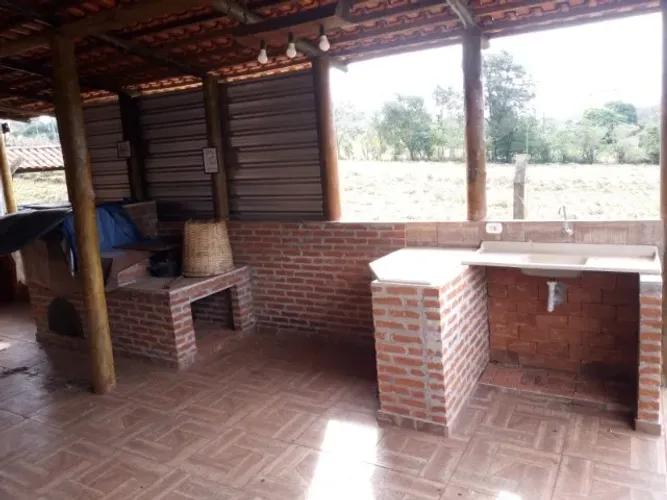 Sítio de 14,52 hectares (6,00 alq.) entre Jataizinho e Urai, casa sede, barracão, represa.