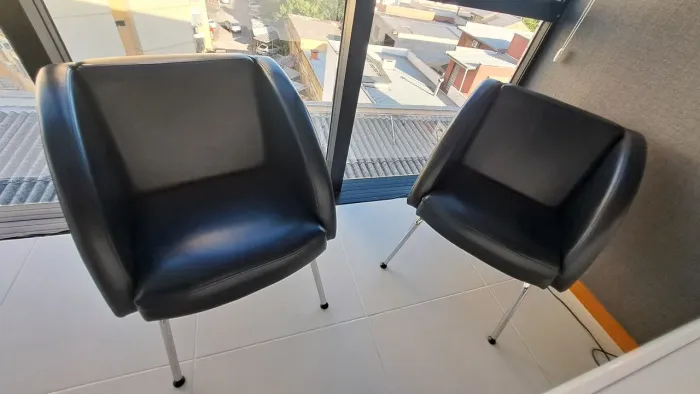 Poltronas corino preto Herval