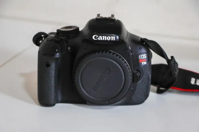 CÂMERA CANON T3I EM ÓTIMO ESTADO! 80K CLIQUES