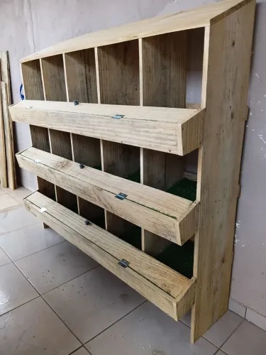 Ninho para galinhas 15 compartimentos com coletor de ovos e grama sintética.