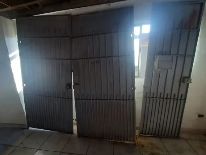 Portão, garagem e social.