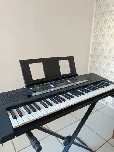 Teclado Yamaha PSR-E203 - 61 Teclas