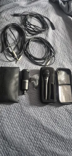 Caixa de som, microfones, cabos, pedestais, mesa de som.