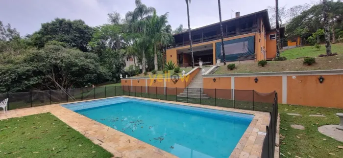 Chácara à Venda em Arujá: 4 Dormitórios e 3 Suítes