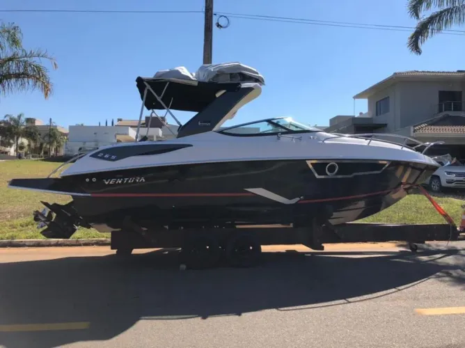 Lancha Ventura 265 Comfort com Mercruiser 6.2 300HP ano 2020