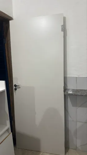 Porta de madeira com fechadura e duas chaves funcional 