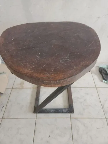 Mesa rústica e banco de ferro. 