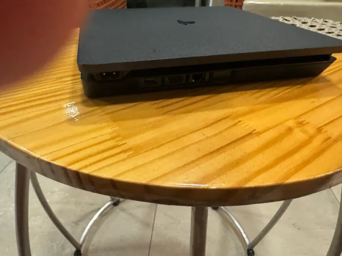Ps4 Slim. Sem controle e com 6 meses de uso