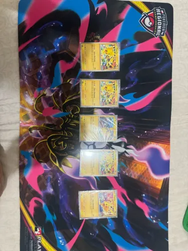 Playmat chandelure + pikachu?s do mundial 24/25/26