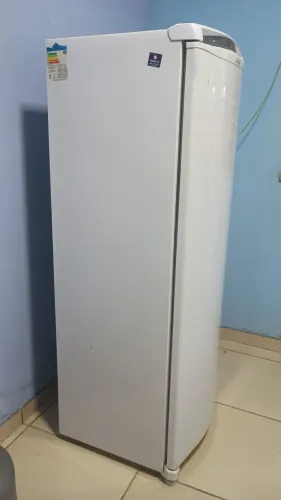 Geladeira Consul semi nova funcionando tudo sem conserto muito bem cuidada