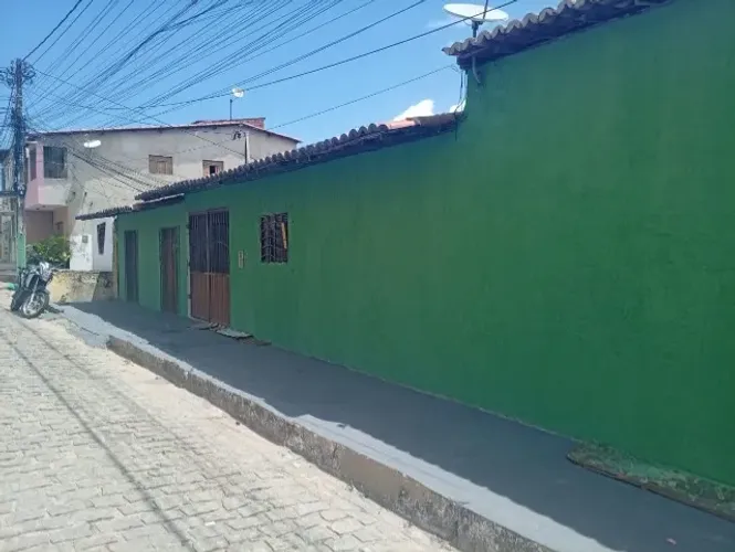 Casa nas Quintas, 4 quartos e um suite, garagem, sala, cozinha, banheiro, área de serviço.