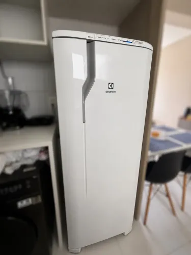 Geladeira Electrolux Frost Free RFE39, 322L, painel digital Blue Touch, 220V.