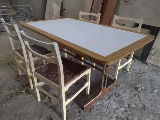 Mesa de madeira com 4 cadeiras