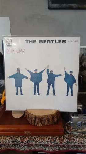 Disco de vinil The Beatles, álbum "Help". Lançado em 1965.
