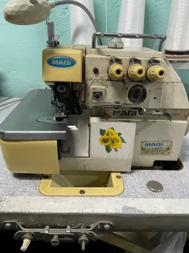 Máquina overlock industrial Madi modelo LS-700-3 (3 fios)