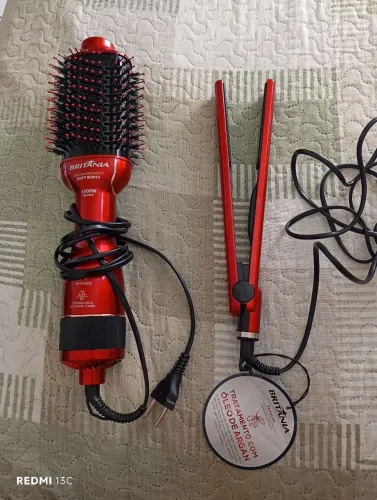 Escova e prancha de cabelo 