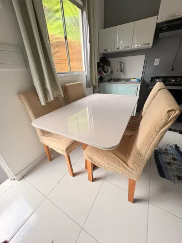 Mesa com 04 cadeiras 