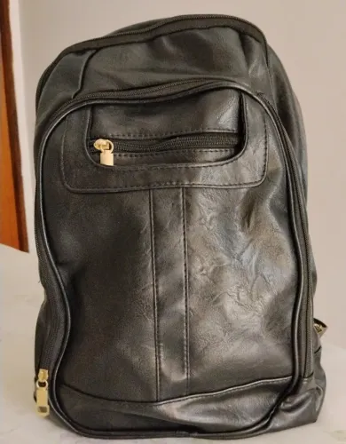 Mochila feminina tipo couro preta