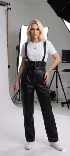 Macacão Feminino de Couro Preto