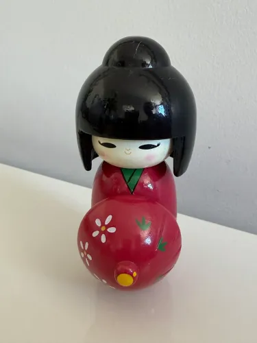 Boneca japonesa em madeira kokeshi