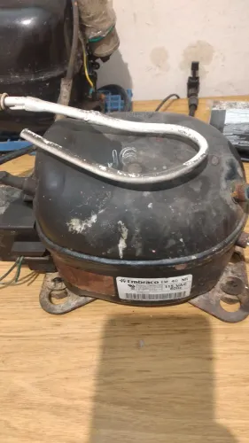 Compressor de geladeira embraco.