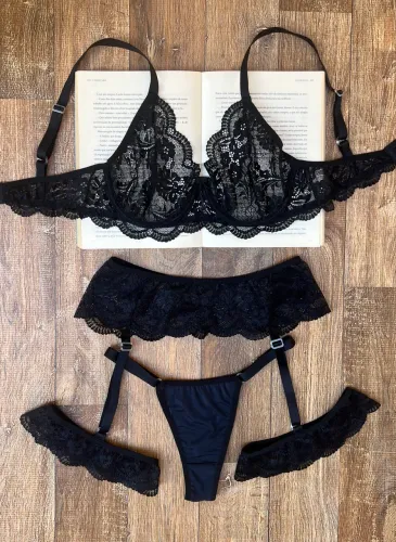 Conjunto de lingerie com cinta liga
