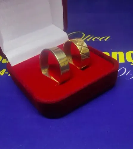 Alianças Lisa e Outra Trabalhada Ouro 18 Kilates Peso 710 Gramas 6 mm                     